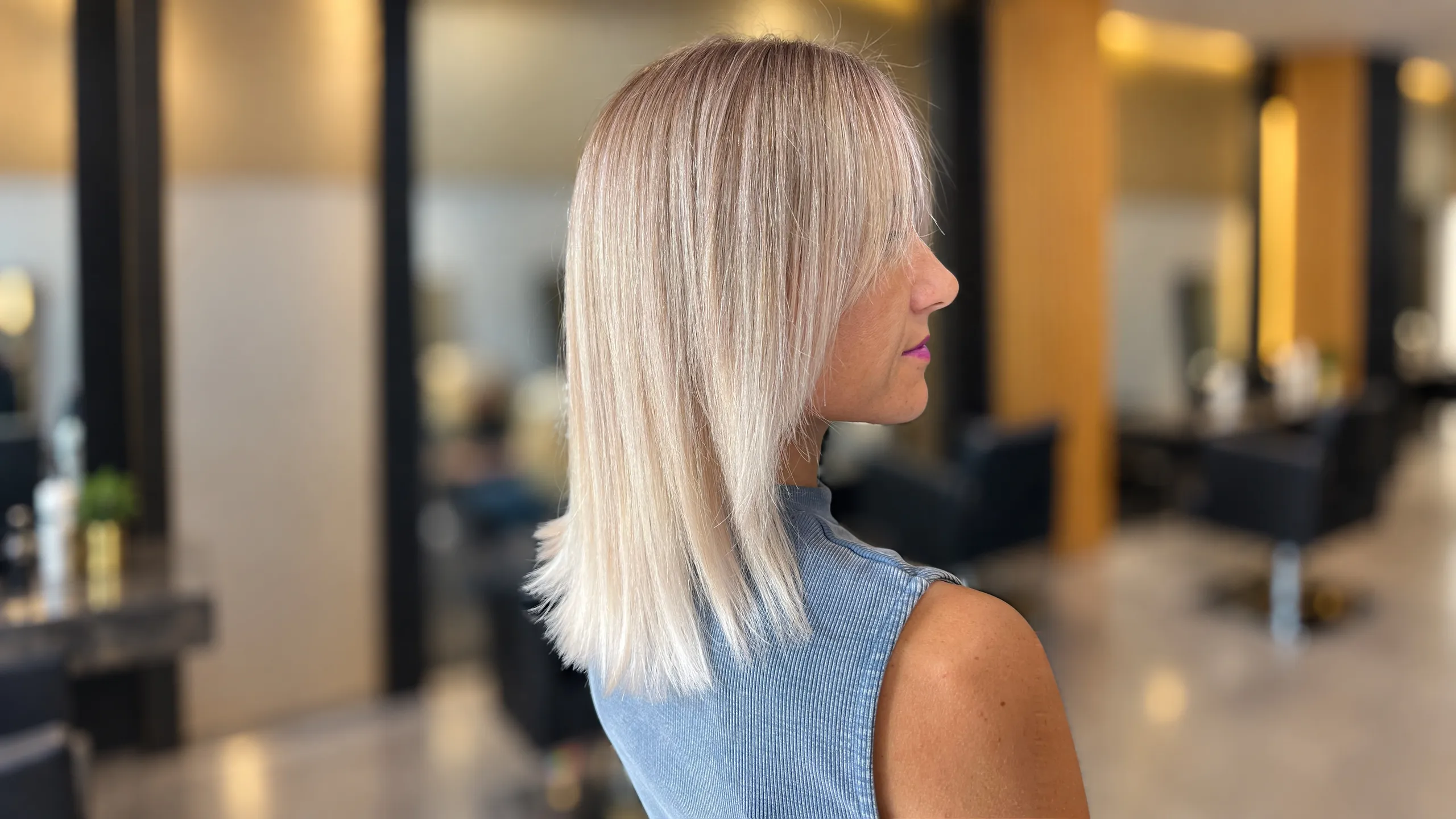 Glatter, kühler Blond-Bob mit Pony im Profil